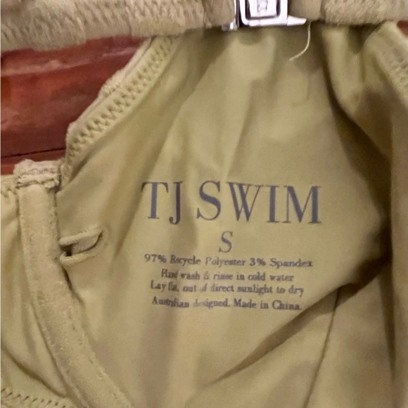 Bikini - Picture 13 of 14